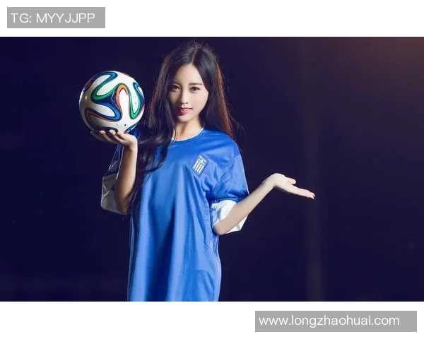 足球宝贝助威视频爆红网络点击量突破百万掀起热议