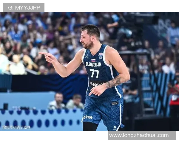 东契奇场上举动引发热议 球迷纷纷讨论其背后动机与影响 东契奇场上举动引发热议 球迷纷纷讨论其背后动机与影响