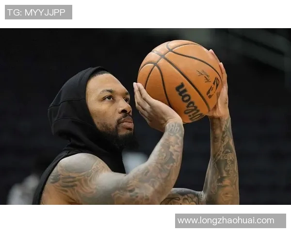 利拉德与某明星传出绯闻引发热议 球场之外的私生活备受关注